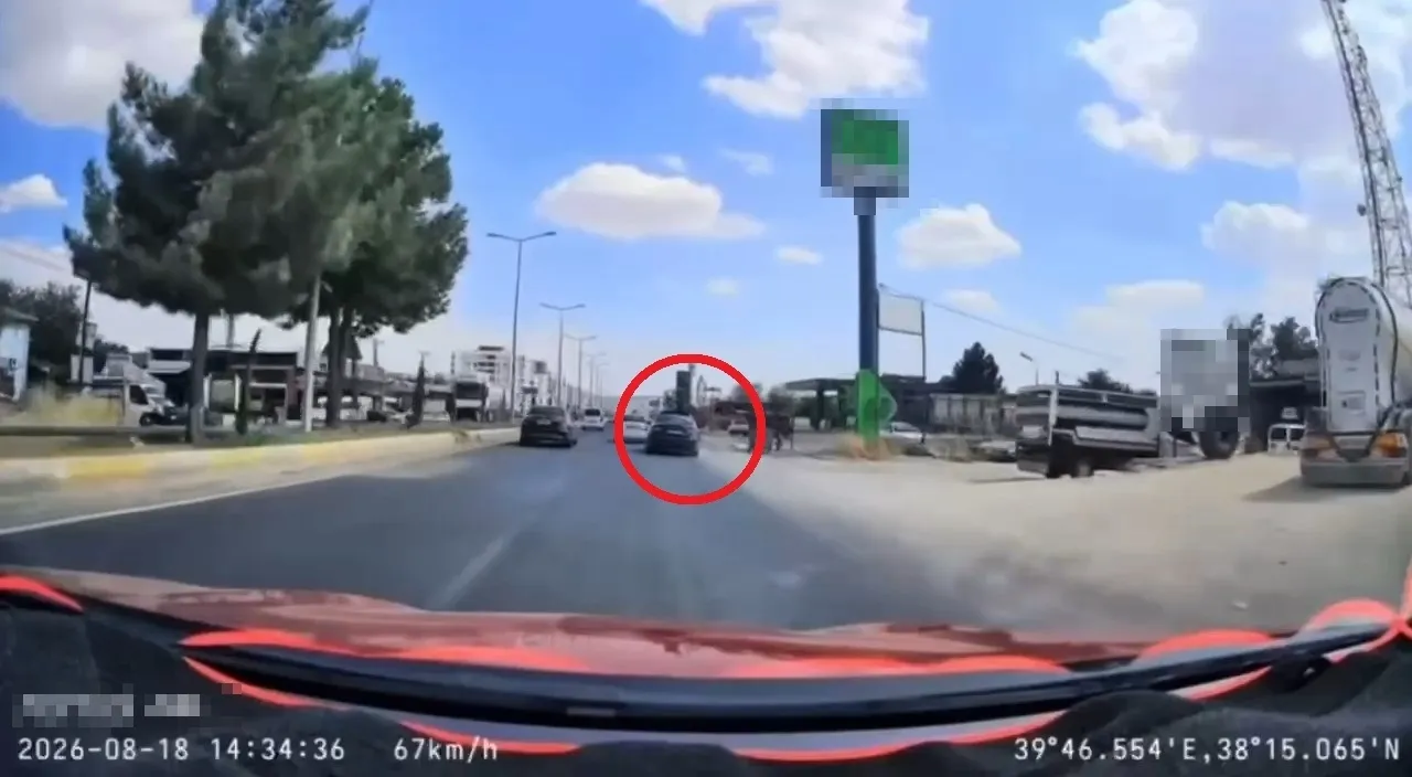 Diyarbakır-Ergani yolunda trafik magandalığı Çocukları tavandan çıkardı, makas atarak