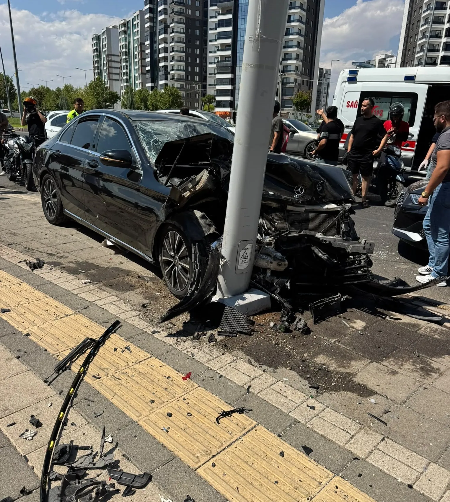 Kayapınar Mastfroş Caddesi'nde feci kaza 2 yaralıdan birinin durumu ağır