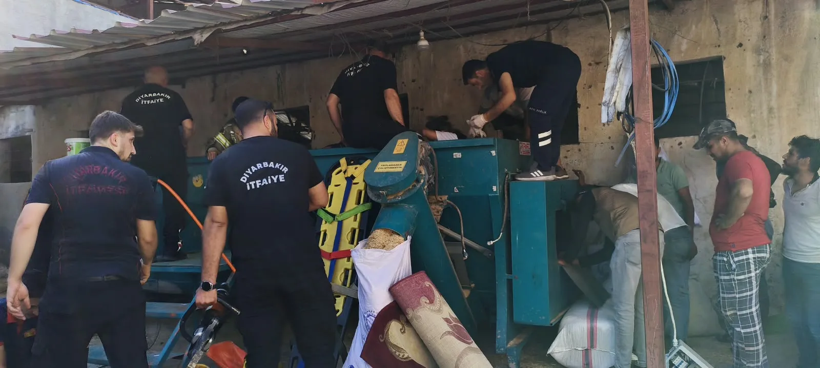 Diyarbakır Sur ilçesindeki yem fabrikasında iş kazası Makineye sıkışan işçi ağır yaralı