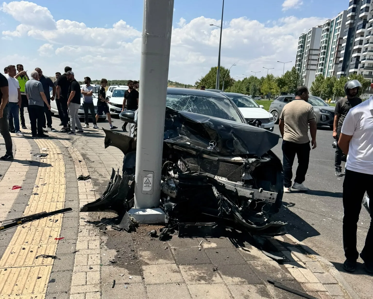 Kayapınar Mastfroş Caddesi'nde feci kaza 2 yaralıdan birinin durumu ağır