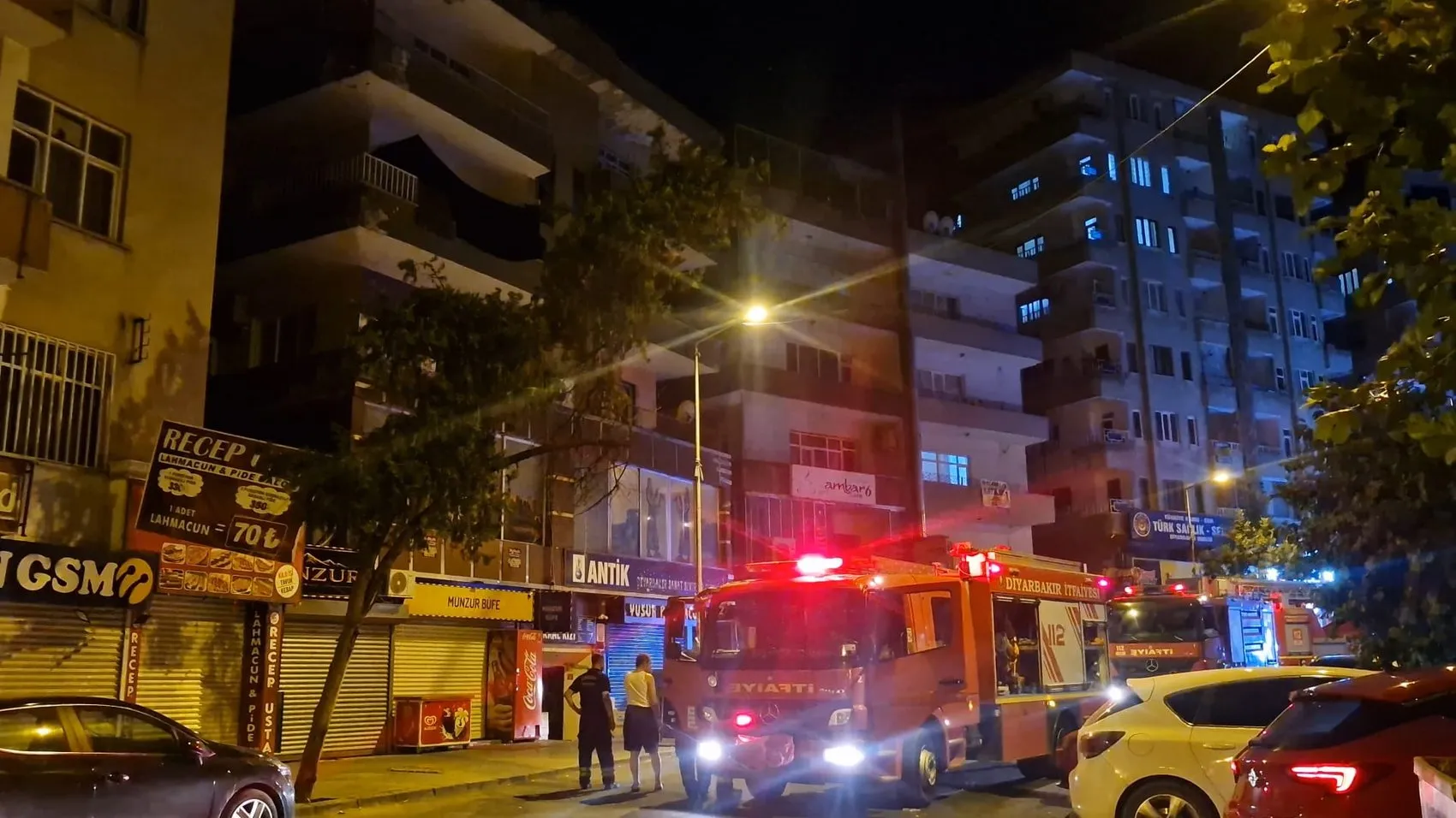 Yenişehir'deki 4 katlı binanın çatısında gece vakti çıkan yangın paniğe yol açtı