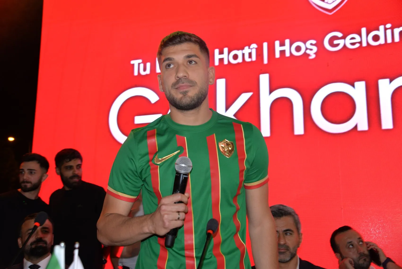 Amedspor'da gövde gösterisi 5 yeni transfer taraftarın önünde imzayı attı