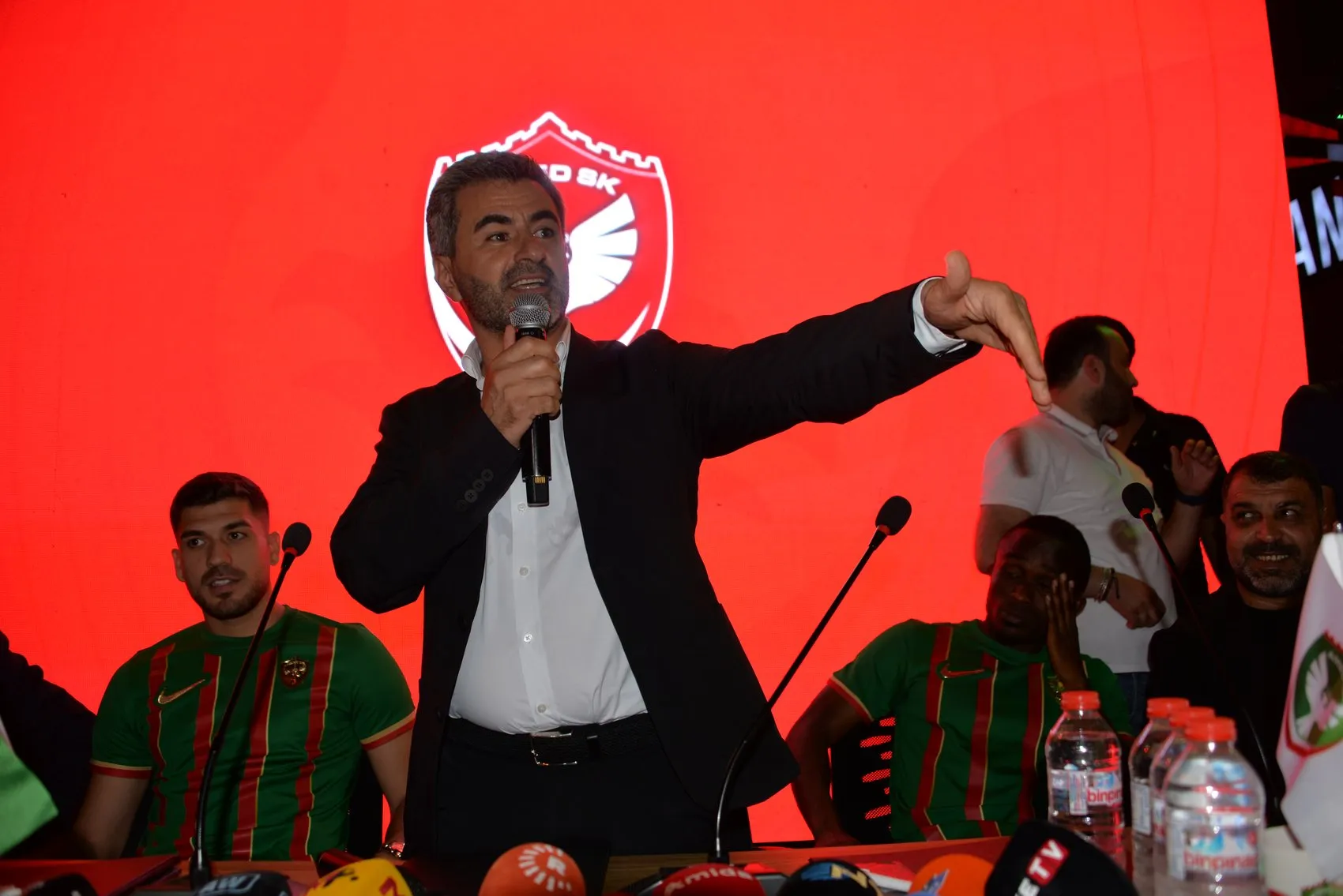 Amedspor'da gövde gösterisi 5 yeni transfer taraftarın önünde imzayı attı