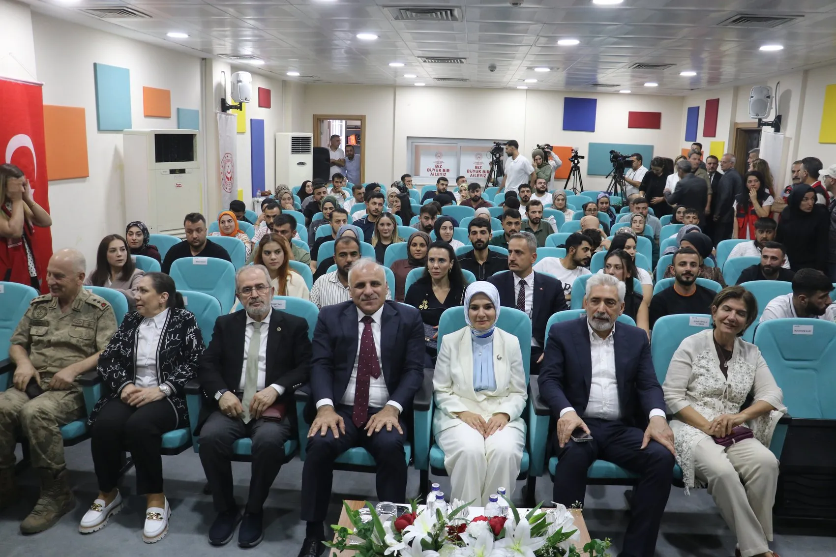 Bakan Göktaş Diyarbakır'da açıkladı Evlilik kredisi alan gençlere TOKİ'de özel kontenjan