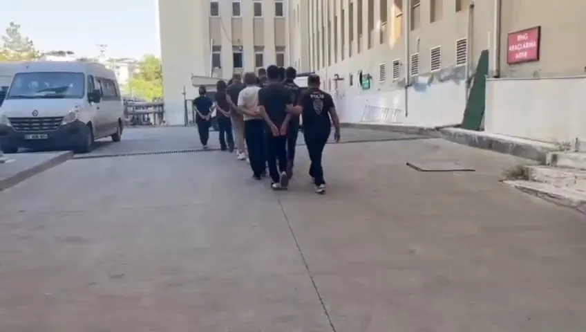 Rojin Kabaiş'in babasına siber zorbalardan silahlı tehdit Davadan vazgeç mesajı