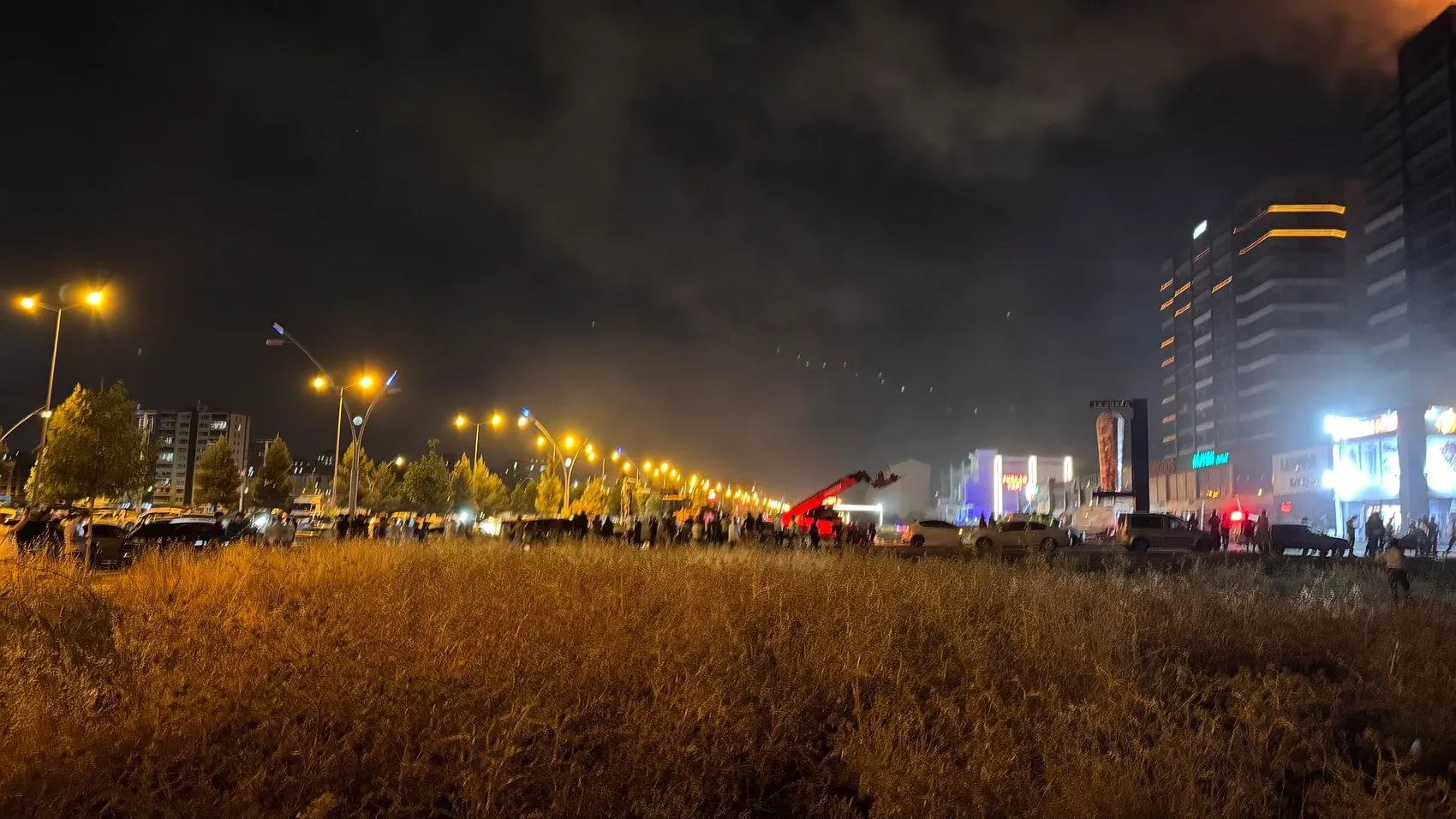 Alevler Kayapınar'da plazayı sardı Dış cepheden çatıya sıçrayan yangına çok sayıda ekip