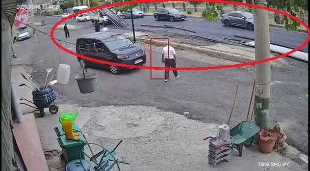 Diyarbakır-Silvan kara yolunda tehlikeli anlar Ani frenle yola saçılan demirler kamerada