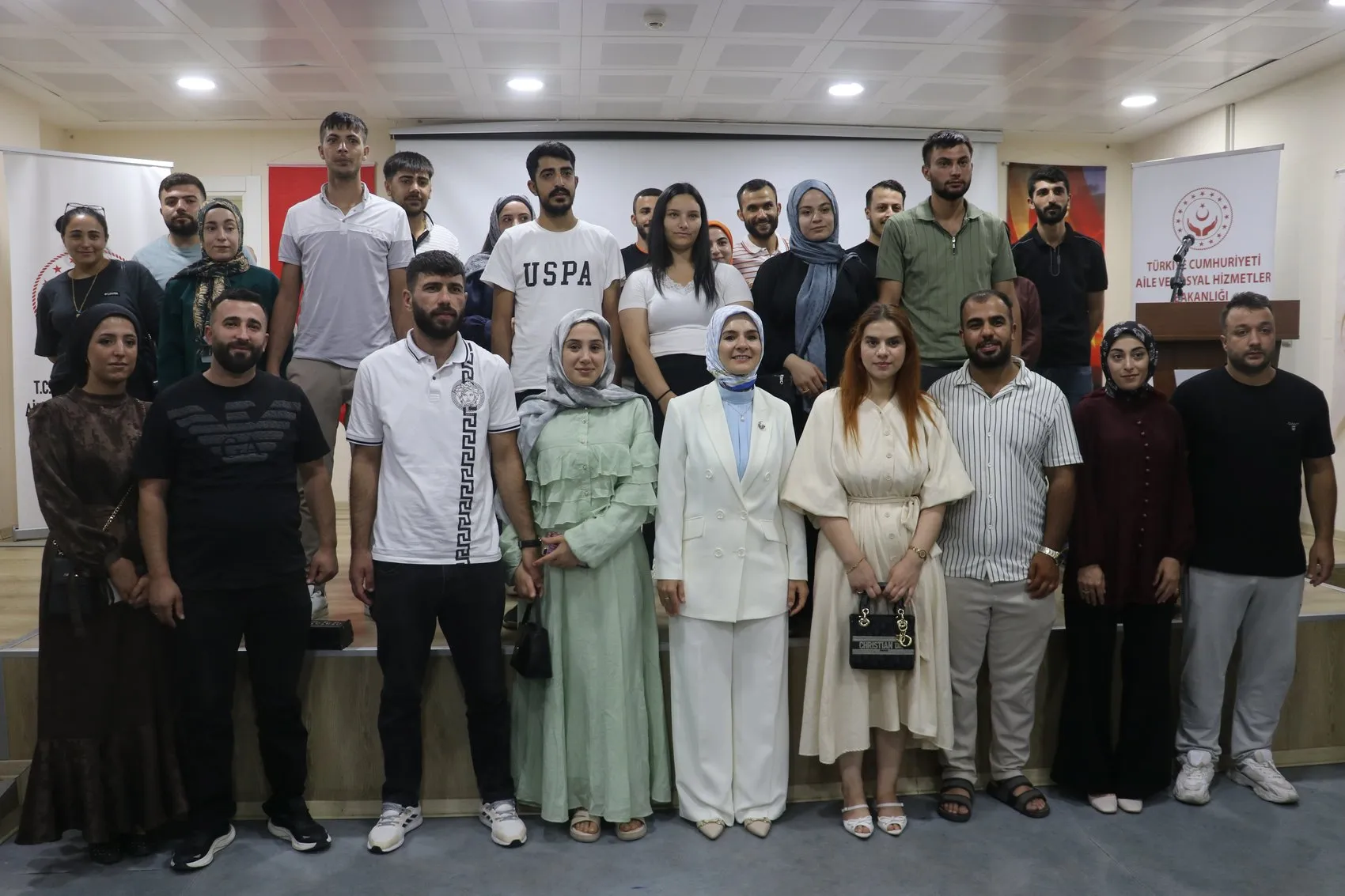 Bakan Göktaş Diyarbakır'da açıkladı Evlilik kredisi alan gençlere TOKİ'de özel kontenjan