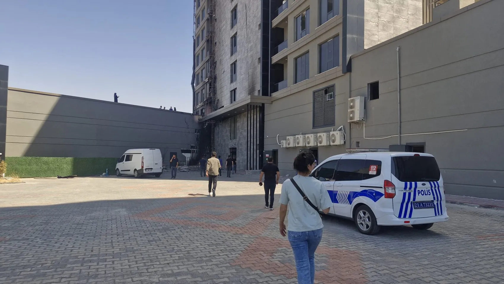 Diyarbakır'da yangının izleri gün ağarınca netleşti 13 katlı plazada hasar tespiti sürüyor