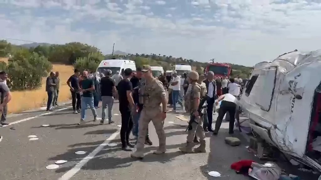 Lice'de minibüs faciası Karahasan Mahallesi'ndeki kazada 5 yurttaş yaşamını yitirdi