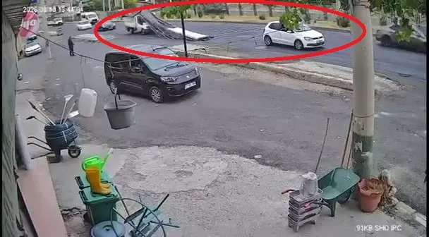 Diyarbakır-Silvan kara yolunda tehlikeli anlar Ani frenle yola saçılan demirler kamerada