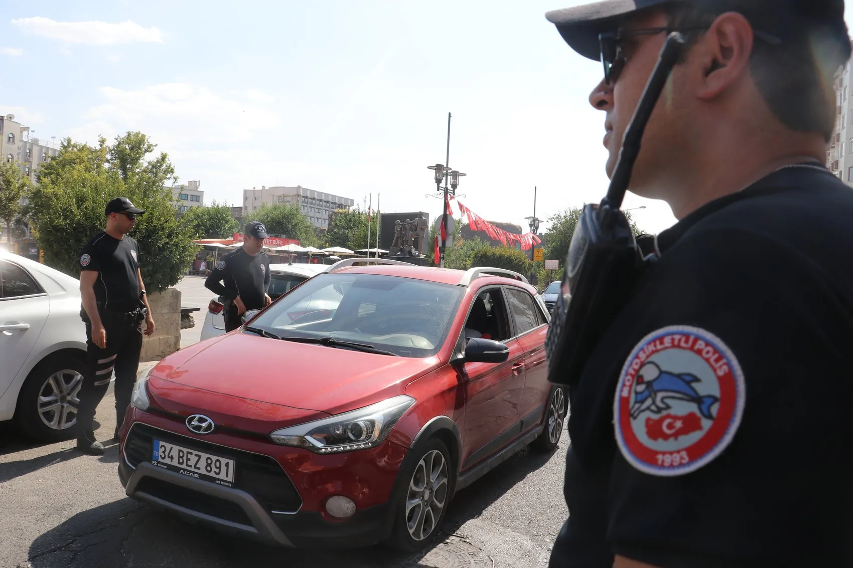 Diyarbakır'da motosikletli polis timleri sokaklara güven getirdi 7 ayda 529 silah toplandı
