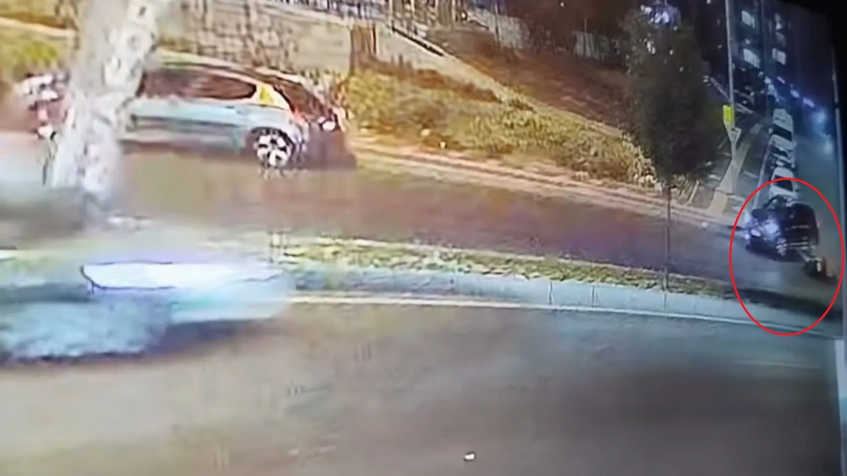 Diyarbakır'ın Kayapınar ilçesinde motosiklet kazası Sürücü otomobilin altında kalmaktan