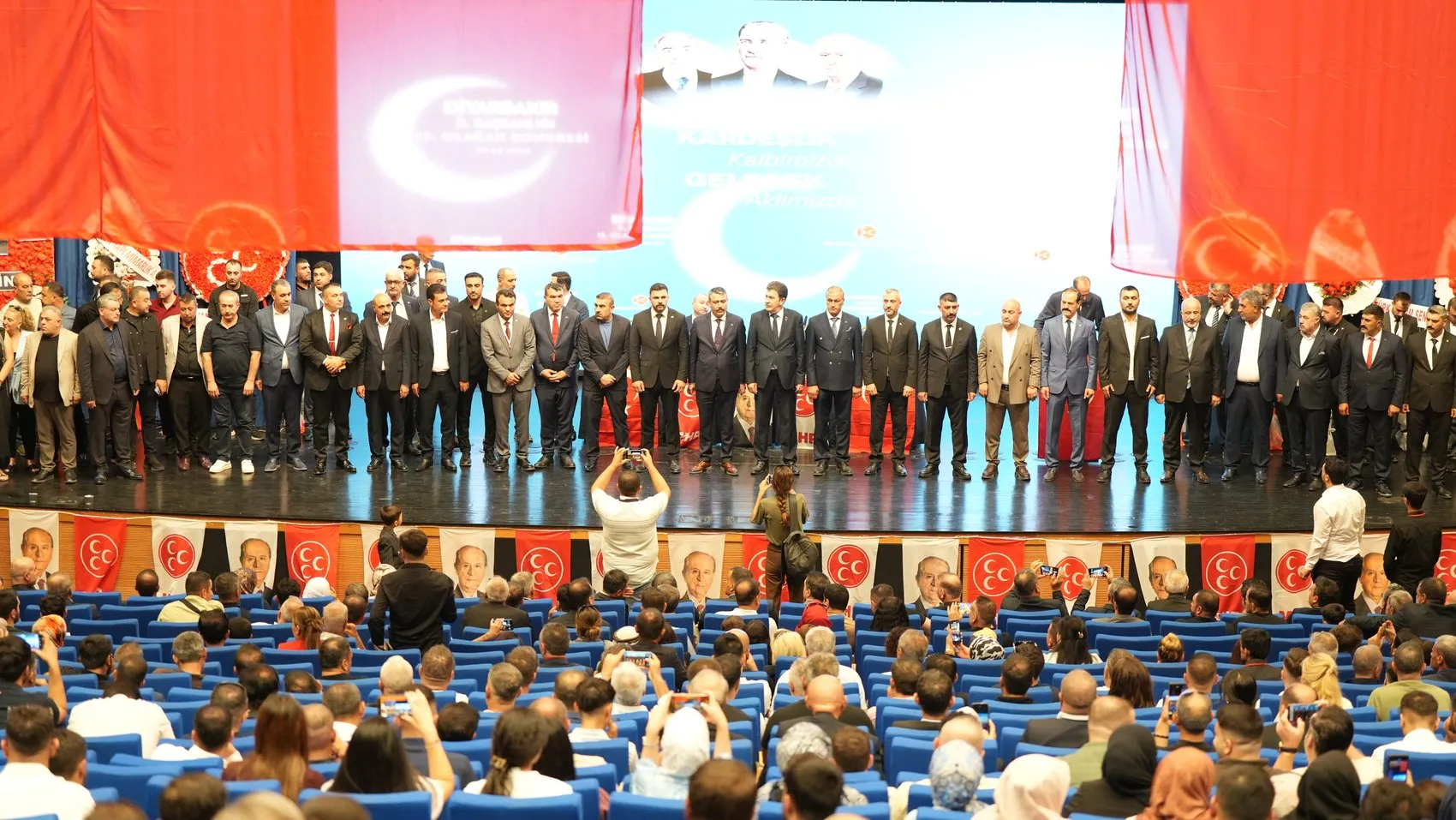Diyarbakır'da MHP Kongresi Osmanağaoğlu'ndan "kapılar açtık" mesajı, Özcoşkun güven
