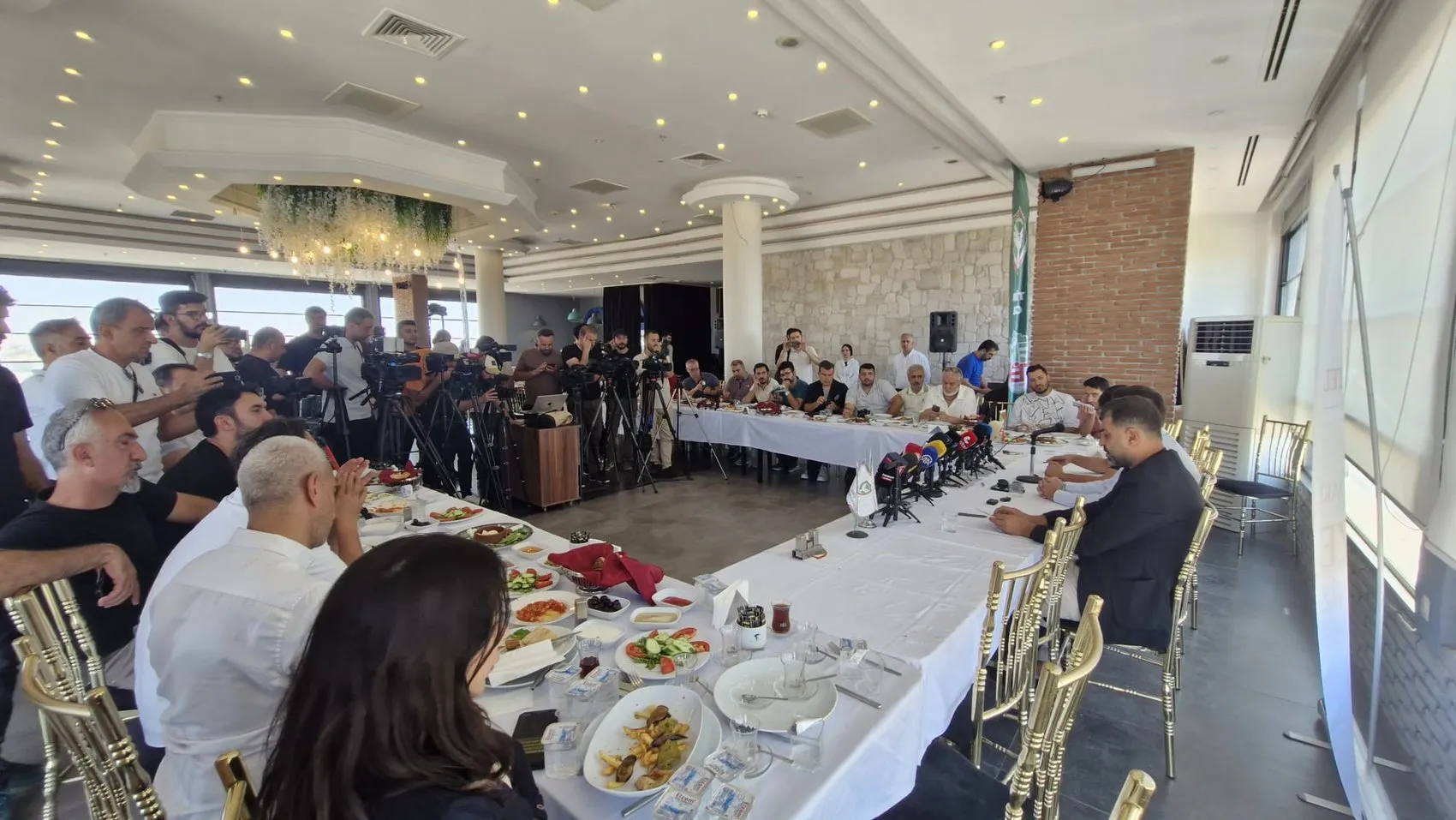 Amedspor Teknik Direktörü Besnik Hasi'den transfer açıklaması Yıldız değil savaşçı