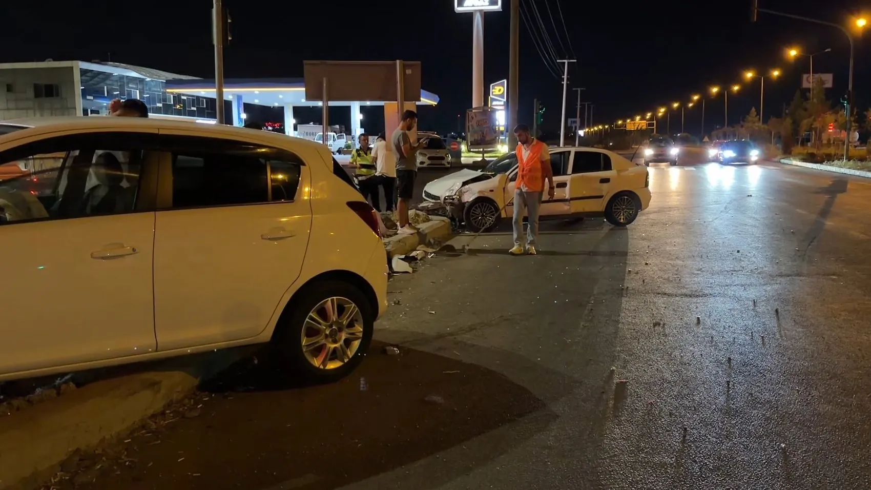 Diyarbakır-Mardin yolunda akşam saatlerinde trafik kazası 7 kişi yaralı olarak hastaneye