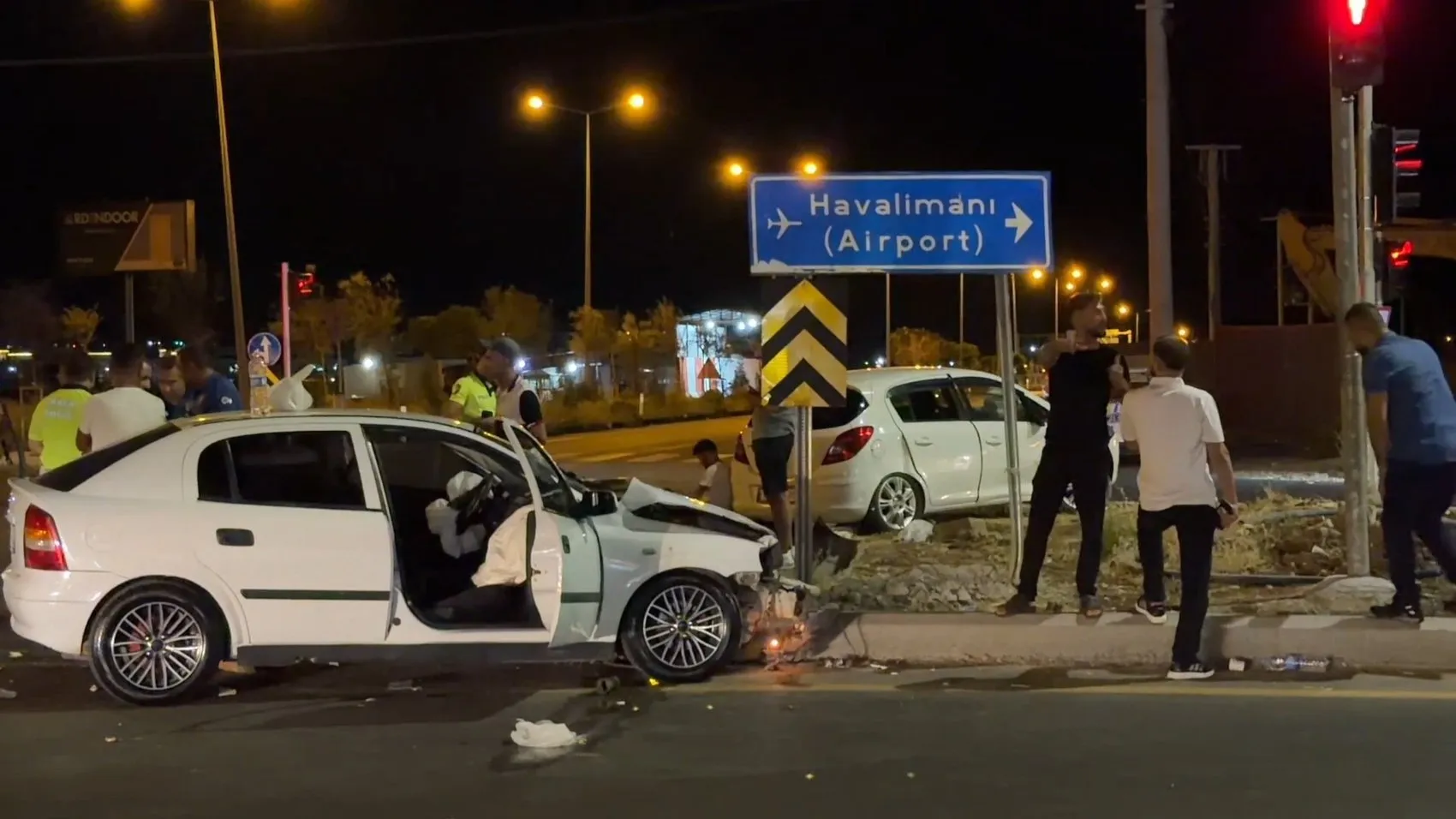 Diyarbakır-Mardin yolunda akşam saatlerinde trafik kazası 7 kişi yaralı olarak hastaneye