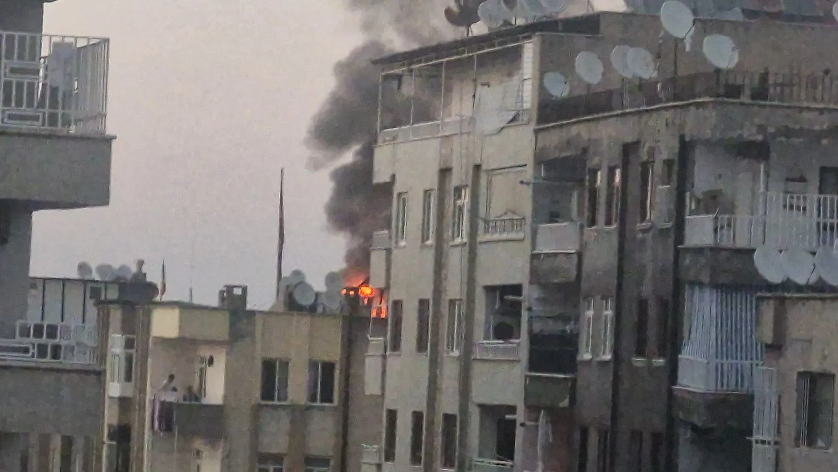 Yenişehir'deki 7 katlı binada korkutan çatı yangını İtfaiye ekipleri müdahale etti