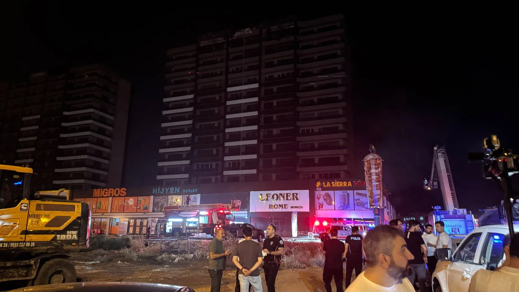 Diyarbakır'da plazada alevlere müdahale Dumandan etkilenen 5 kişi tedavi altında