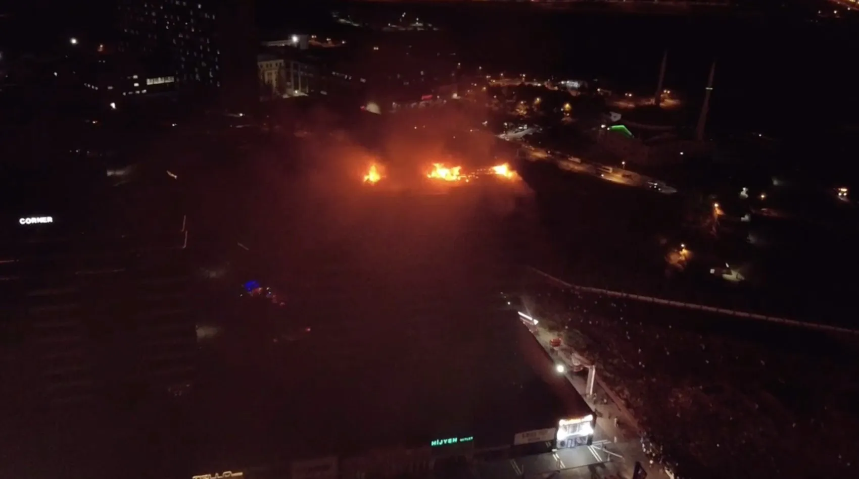 Diyarbakır'da plazada yangın paniği Vali ve eşbaşkan olay yerinde, 5 kişi hastanede