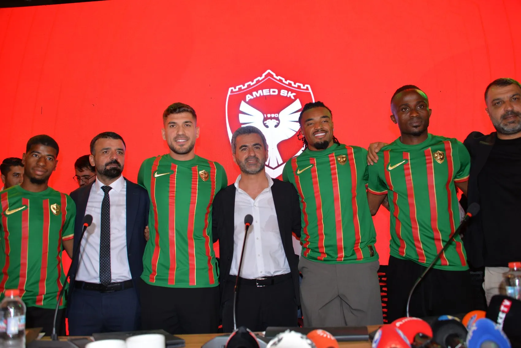 Amedspor'da gövde gösterisi 5 yeni transfer taraftarın önünde imzayı attı