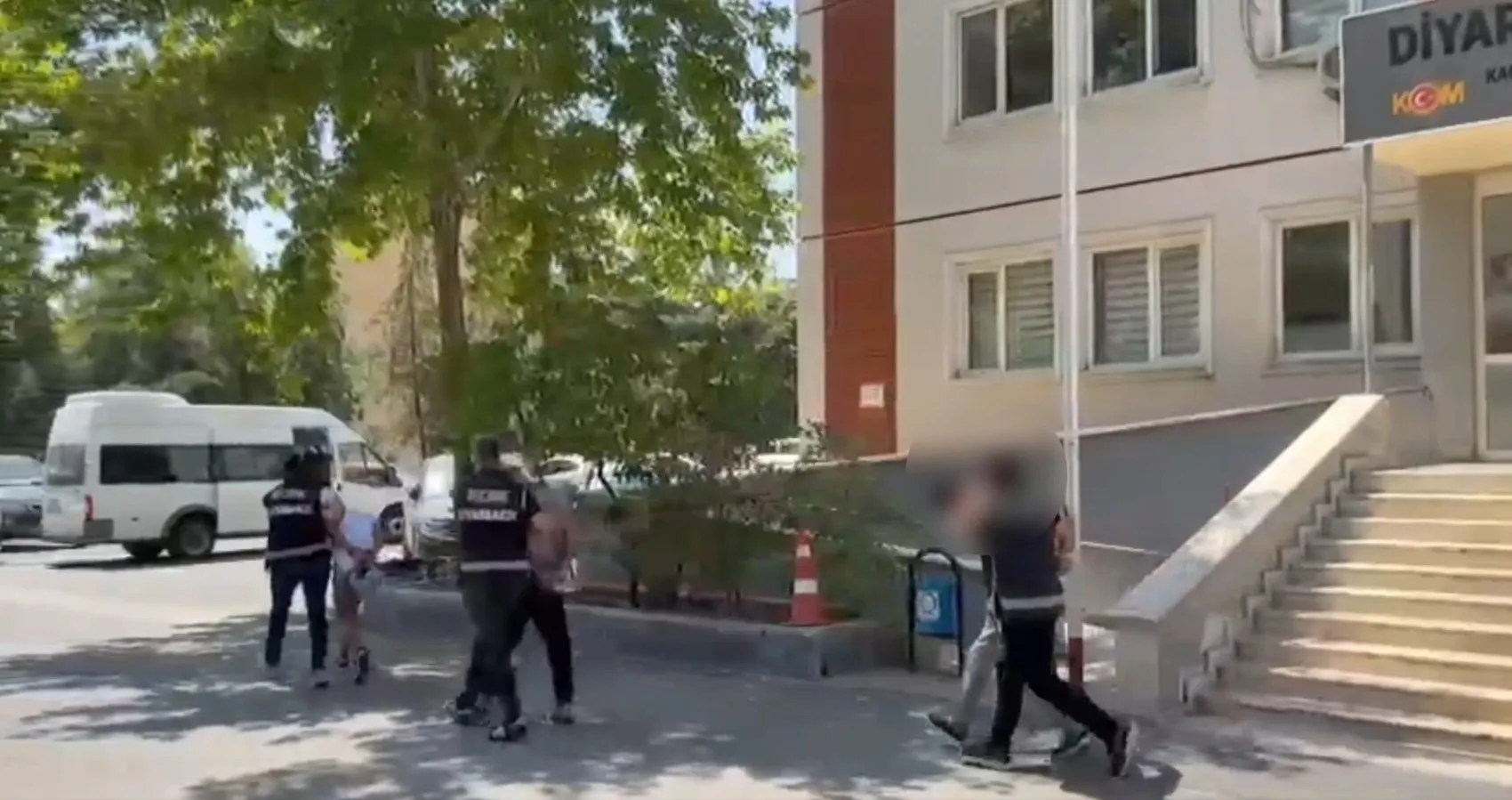 Sur'da el bombası operasyonu adliyeye taşındı 4 şüpheli tutuklandı