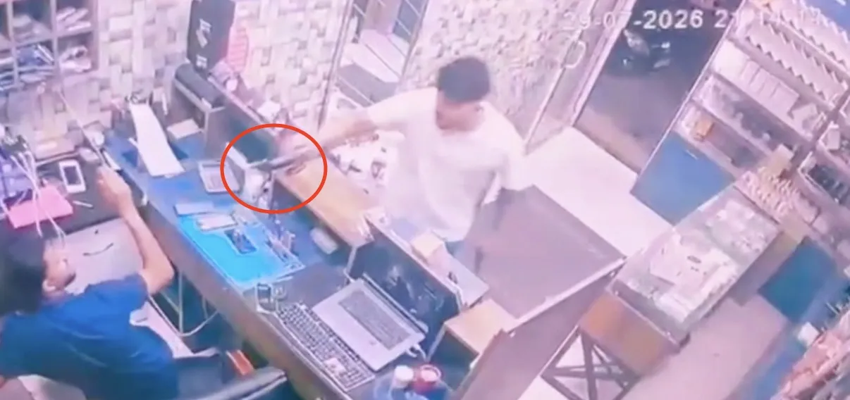 Bağlar'da telefon dükkanına vahşi saldırı Yaralıya geri dönüp tekrar ateş açtı