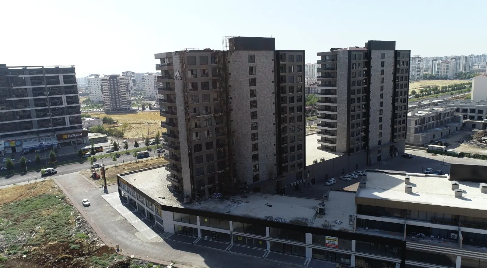 Diyarbakır'da 13 katlı plazanın çatısı küle döndü Yangının izleri dronla kaydedildi