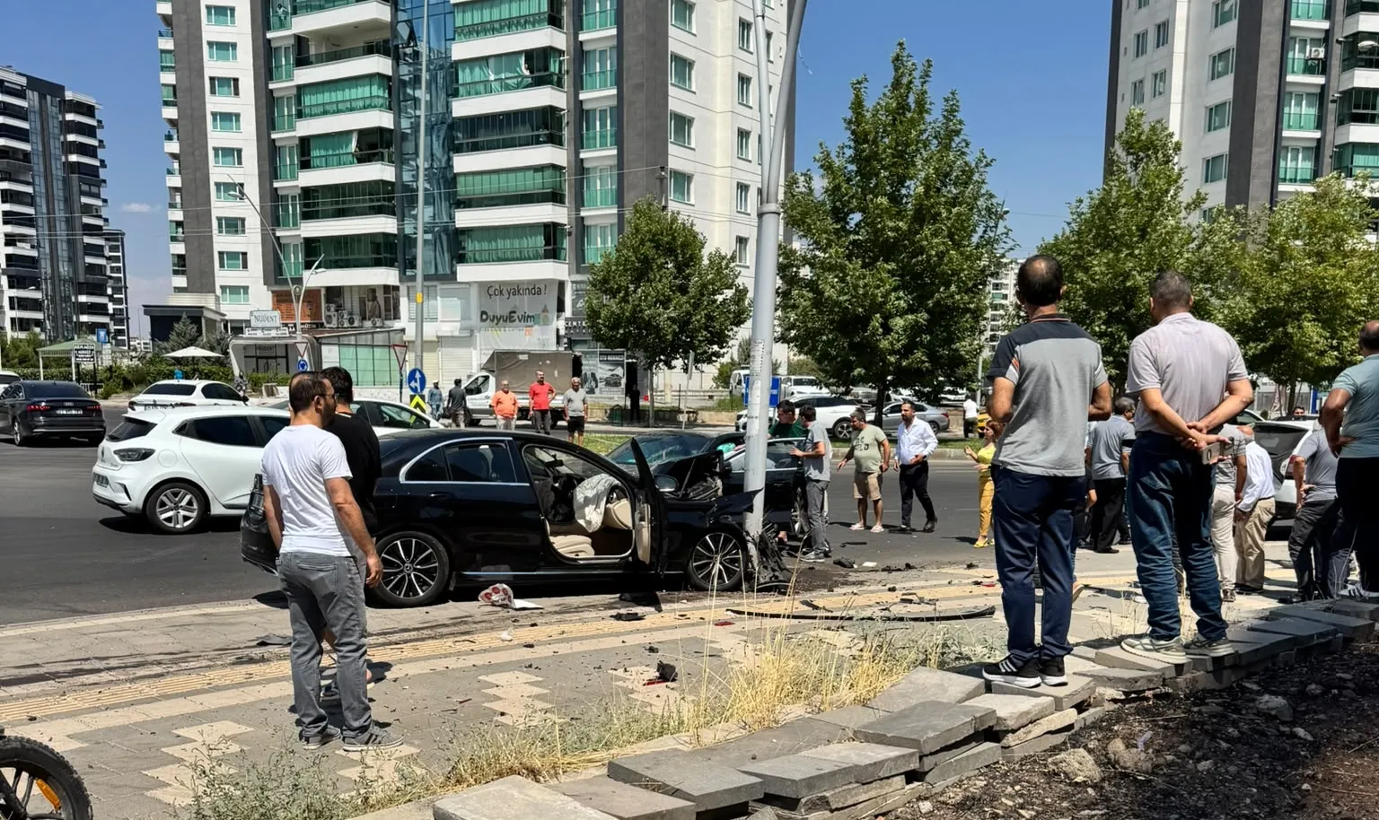 Kayapınar Mastfroş Caddesi'nde feci kaza 2 yaralıdan birinin durumu ağır