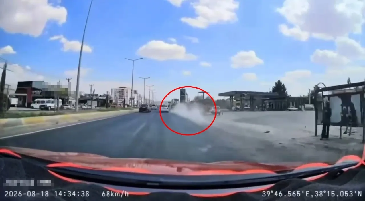 Diyarbakır-Ergani yolunda trafik magandalığı Çocukları tavandan çıkardı, makas atarak