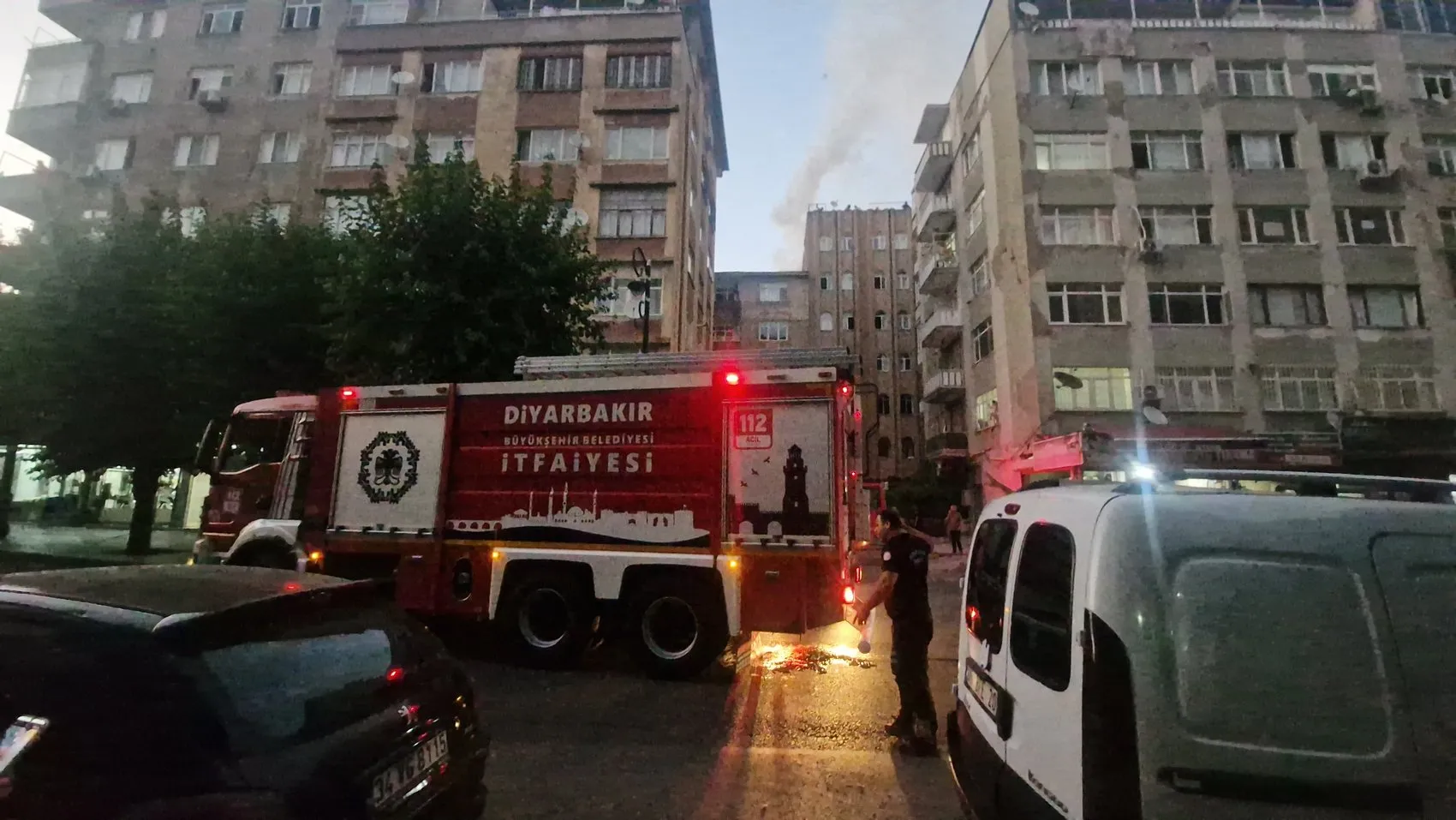 Yenişehir'deki 7 katlı binada korkutan çatı yangını İtfaiye ekipleri müdahale etti