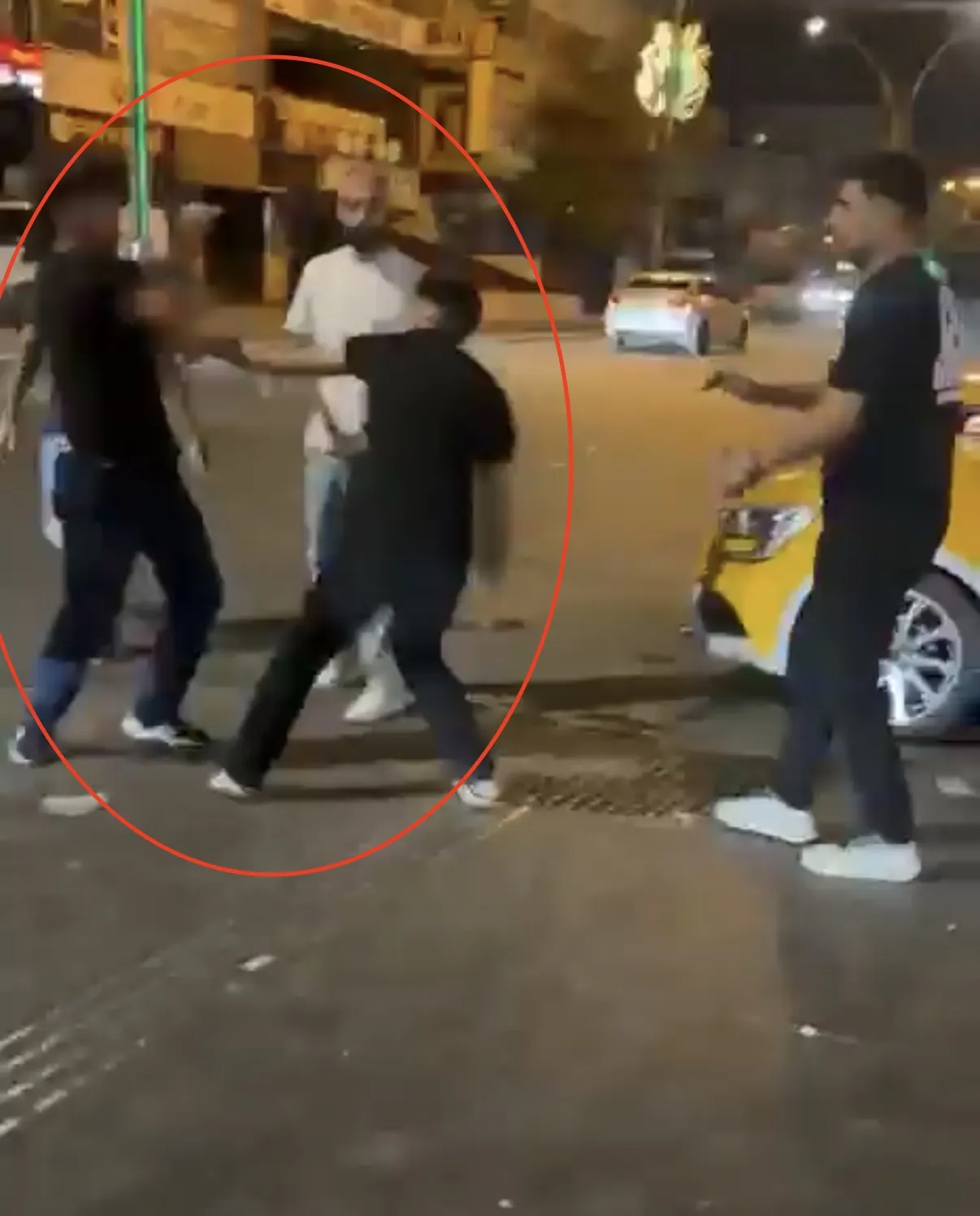 Diyarbakır Yenişehir'de gece yarısı kavga Cadde ortasında tekmeli yumruklu arbede