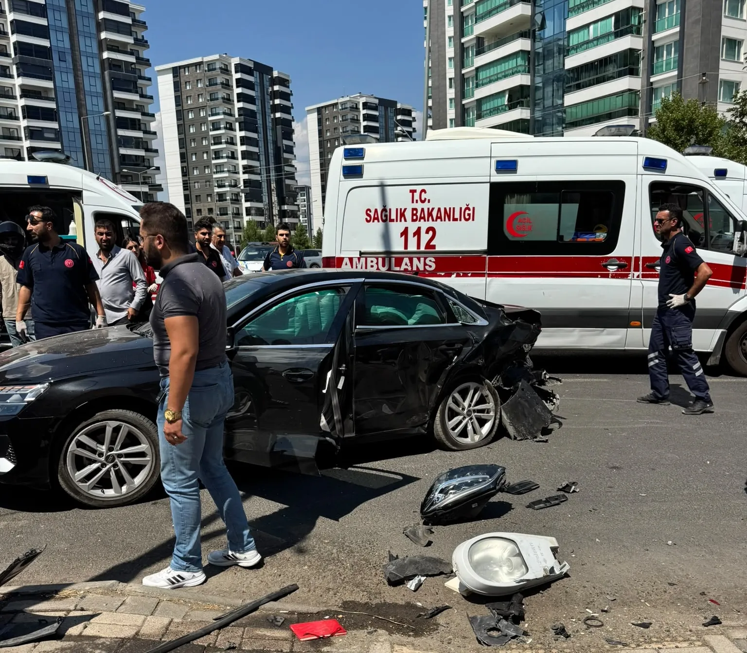 Kayapınar Mastfroş Caddesi'nde feci kaza 2 yaralıdan birinin durumu ağır