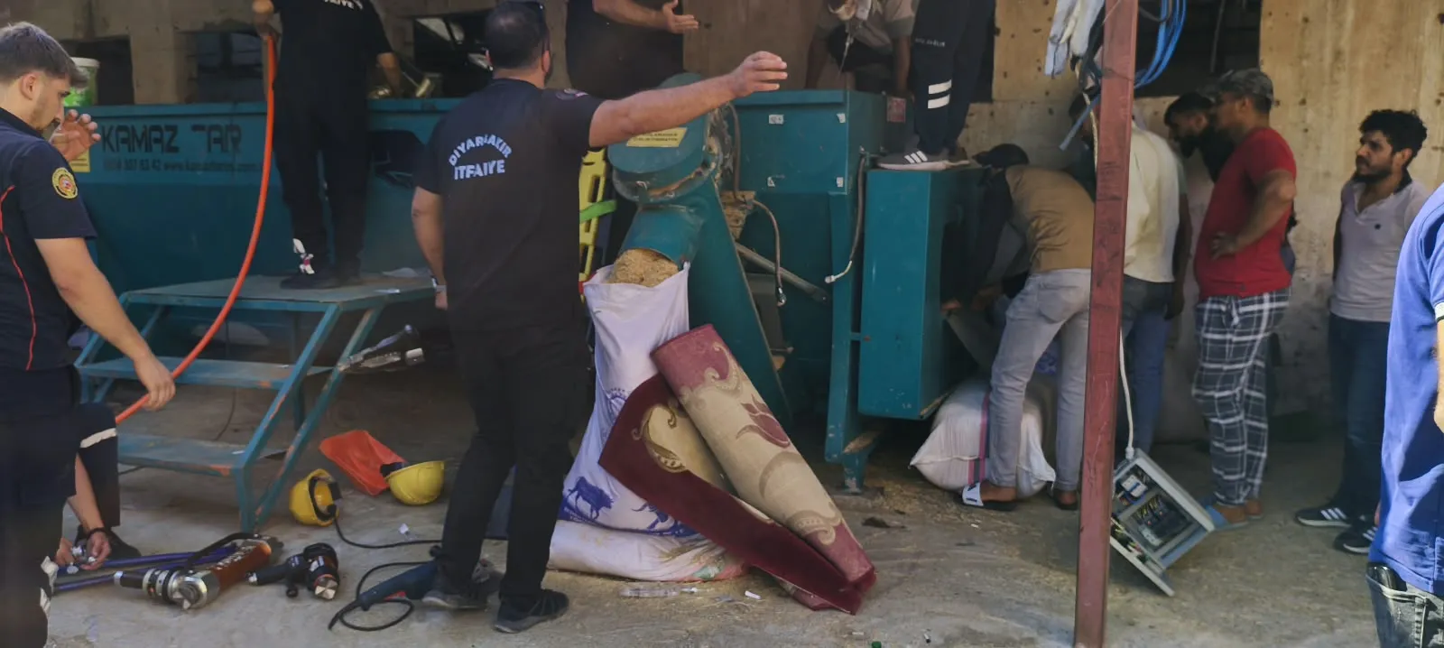Diyarbakır Sur ilçesindeki yem fabrikasında iş kazası Makineye sıkışan işçi ağır yaralı