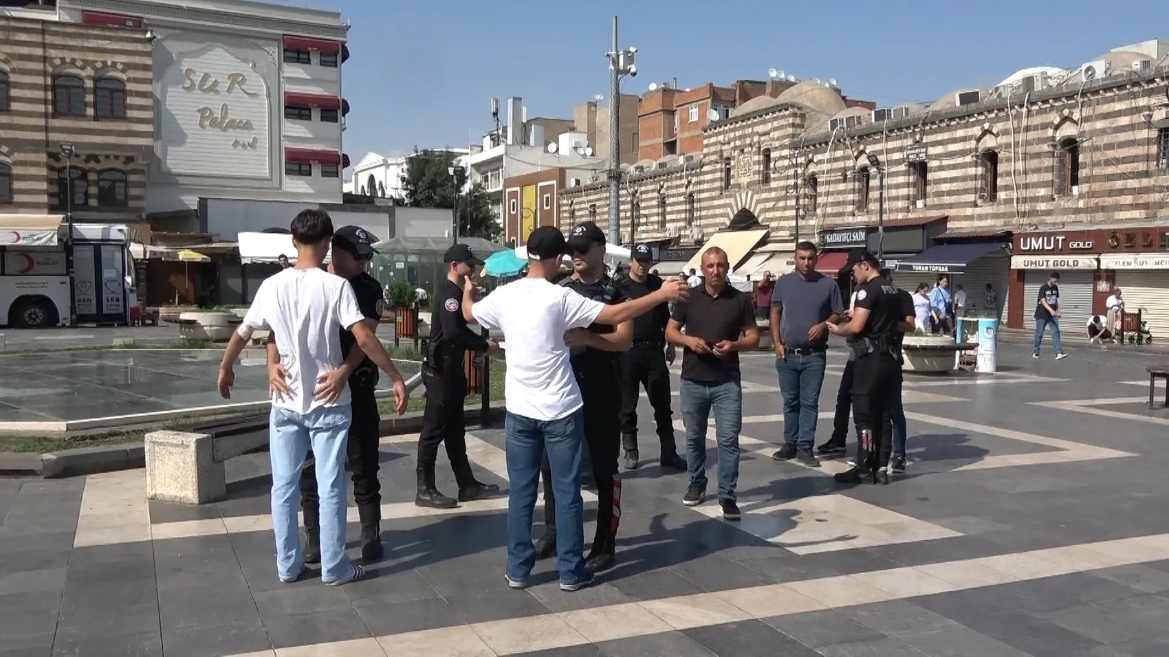 Diyarbakır'da motosikletli polis timleri sokaklara güven getirdi 7 ayda 529 silah toplandı