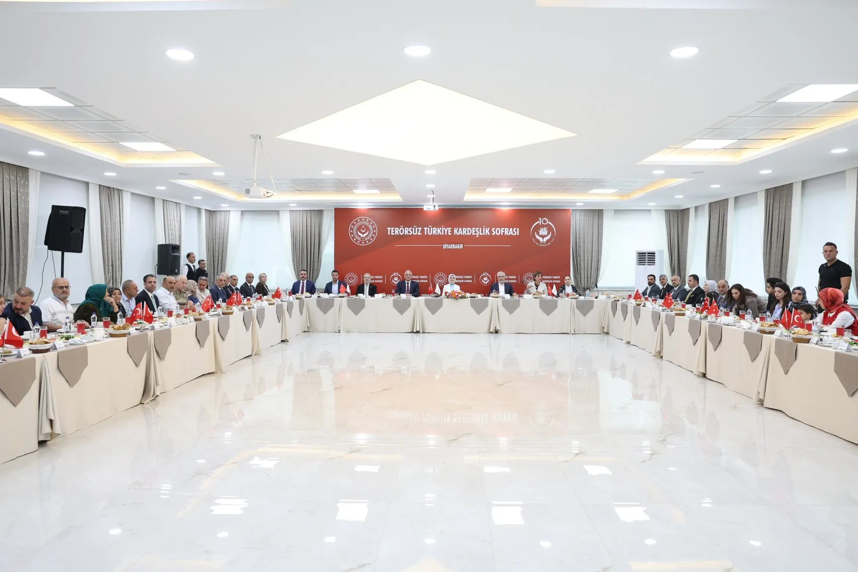 Diyarbakır'da şehit yakınları ve gazilerle bir araya gelen Bakan Göktaş'tan mesaj Terörsüz