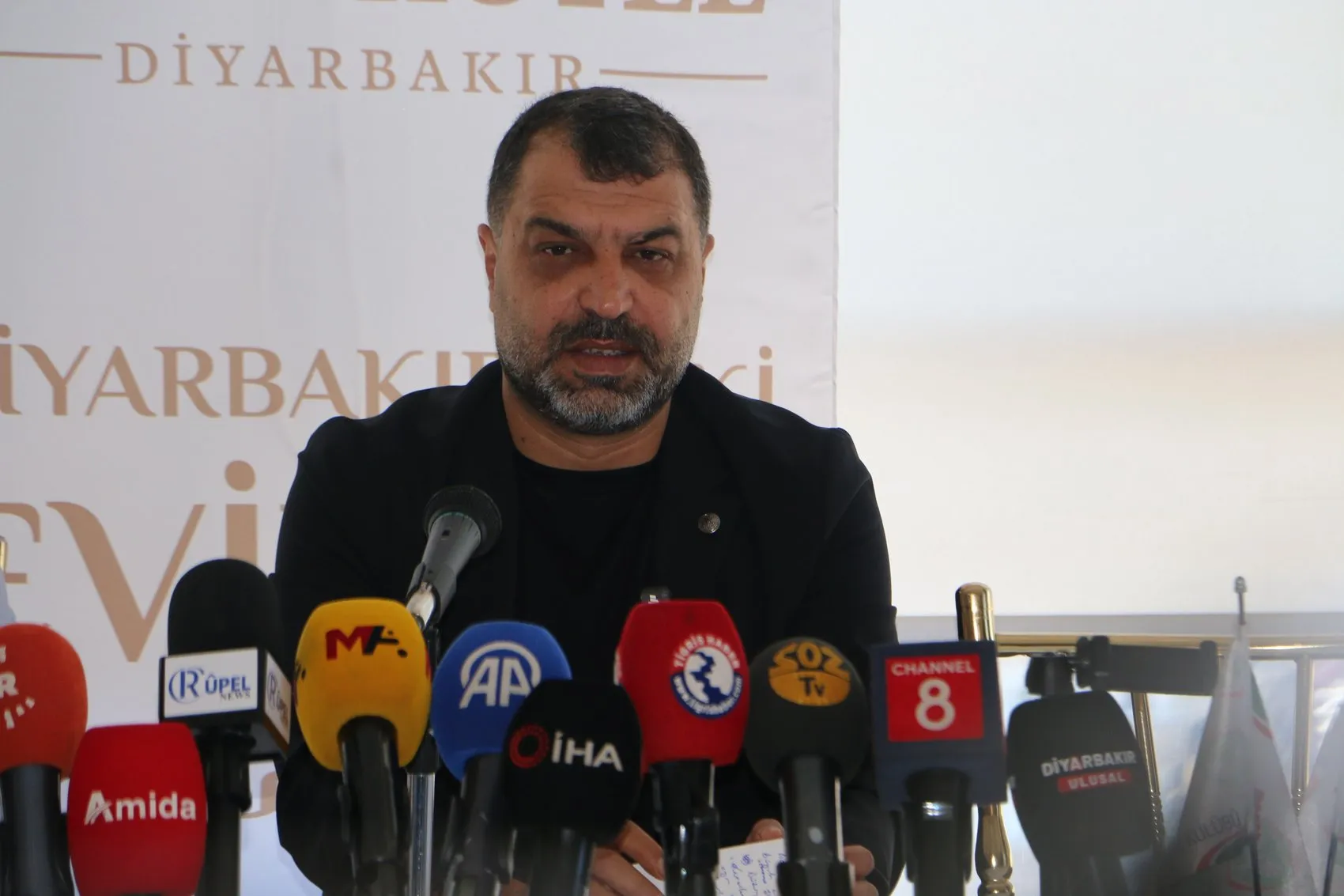 Amedspor Teknik Direktörü Besnik Hasi'den transfer açıklaması Yıldız değil savaşçı