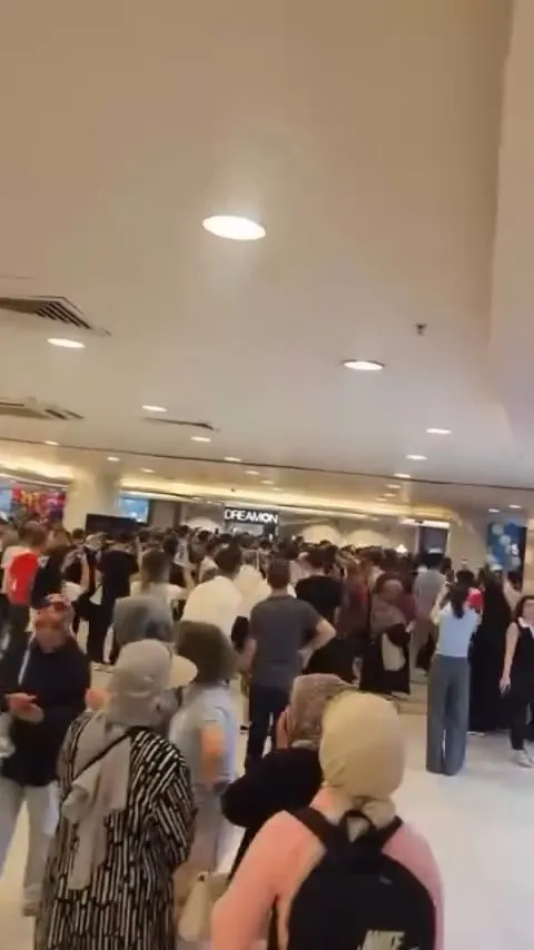 Diyarbakır'daki AVM'de indirim izdihamı Teknolojik ürünleri kapmak için birbirlerini