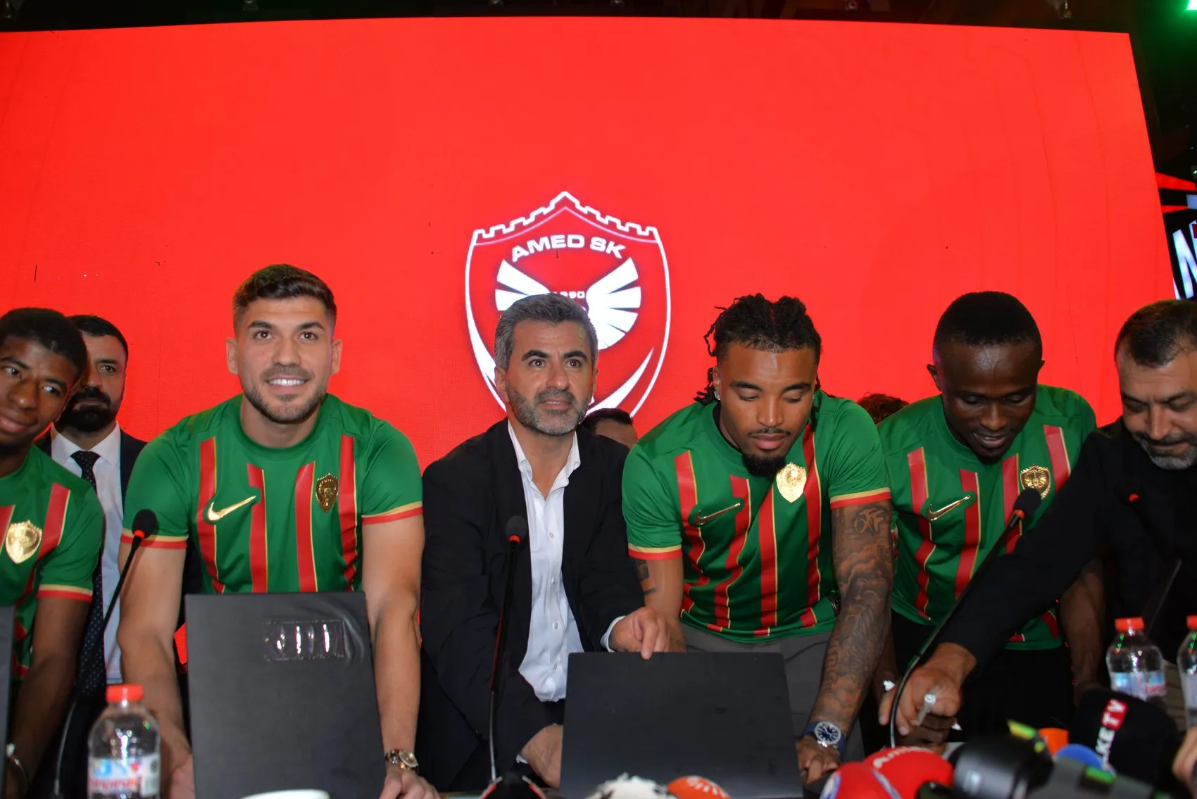Amedspor'da gövde gösterisi 5 yeni transfer taraftarın önünde imzayı attı