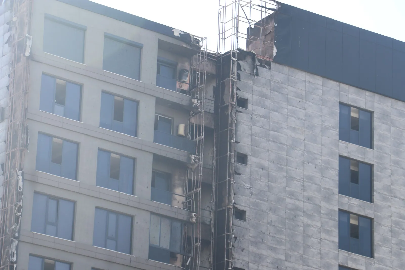 Diyarbakır'da 13 katlı plazanın çatısı küle döndü Yangının izleri dronla kaydedildi