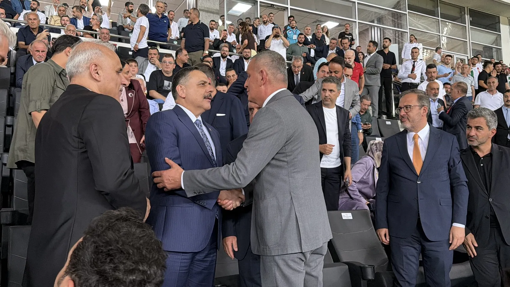 Amedspor'un tarihi Süper Lig maçı protokolün yakın markajında Bakanlar stadyumdaydı
