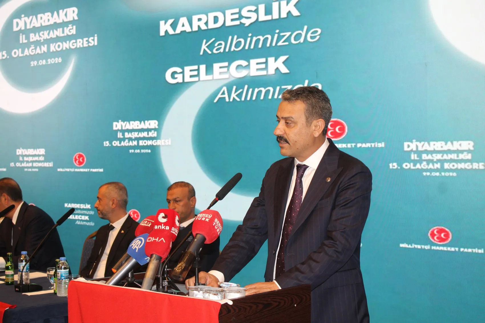 Diyarbakır'da MHP Kongresi Osmanağaoğlu'ndan "kapılar açtık" mesajı, Özcoşkun güven