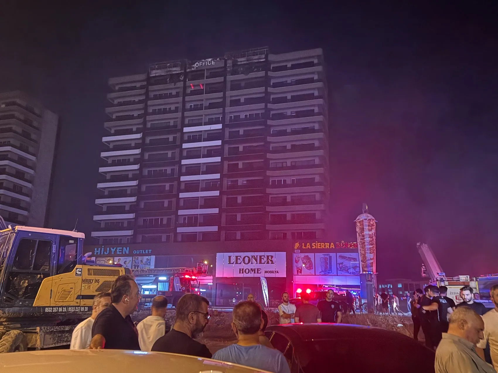 Diyarbakır'da plazada alevlere müdahale Dumandan etkilenen 5 kişi tedavi altında