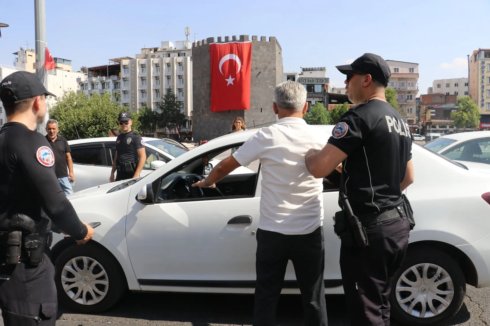 Diyarbakır'da motosikletli polis timleri sokaklara güven getirdi 7 ayda 529 silah toplandı