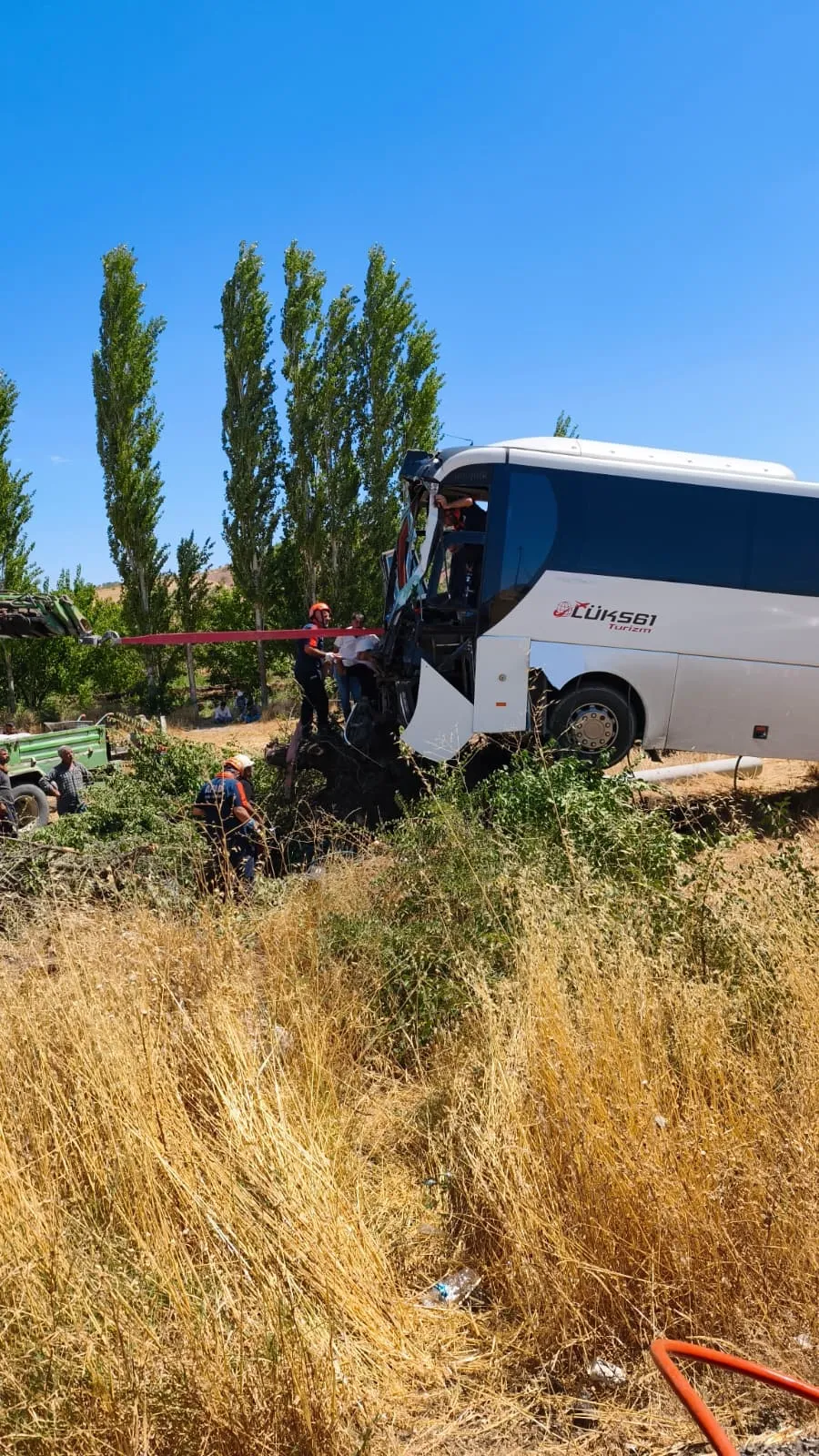 Diyarbakır Lice'de yolcu otobüsü şarampole uçtu Fis Ovası mevkiinde 2 yaralı var