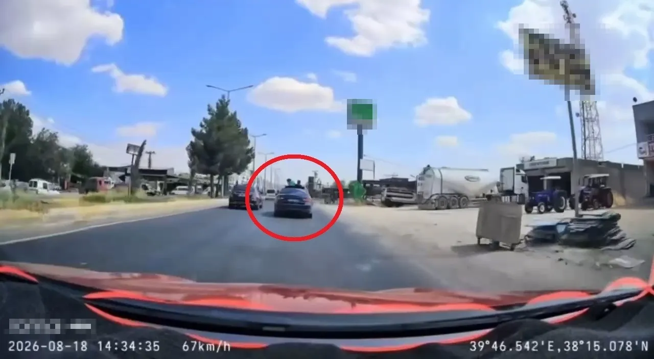 Diyarbakır-Ergani yolunda trafik magandalığı Çocukları tavandan çıkardı, makas atarak