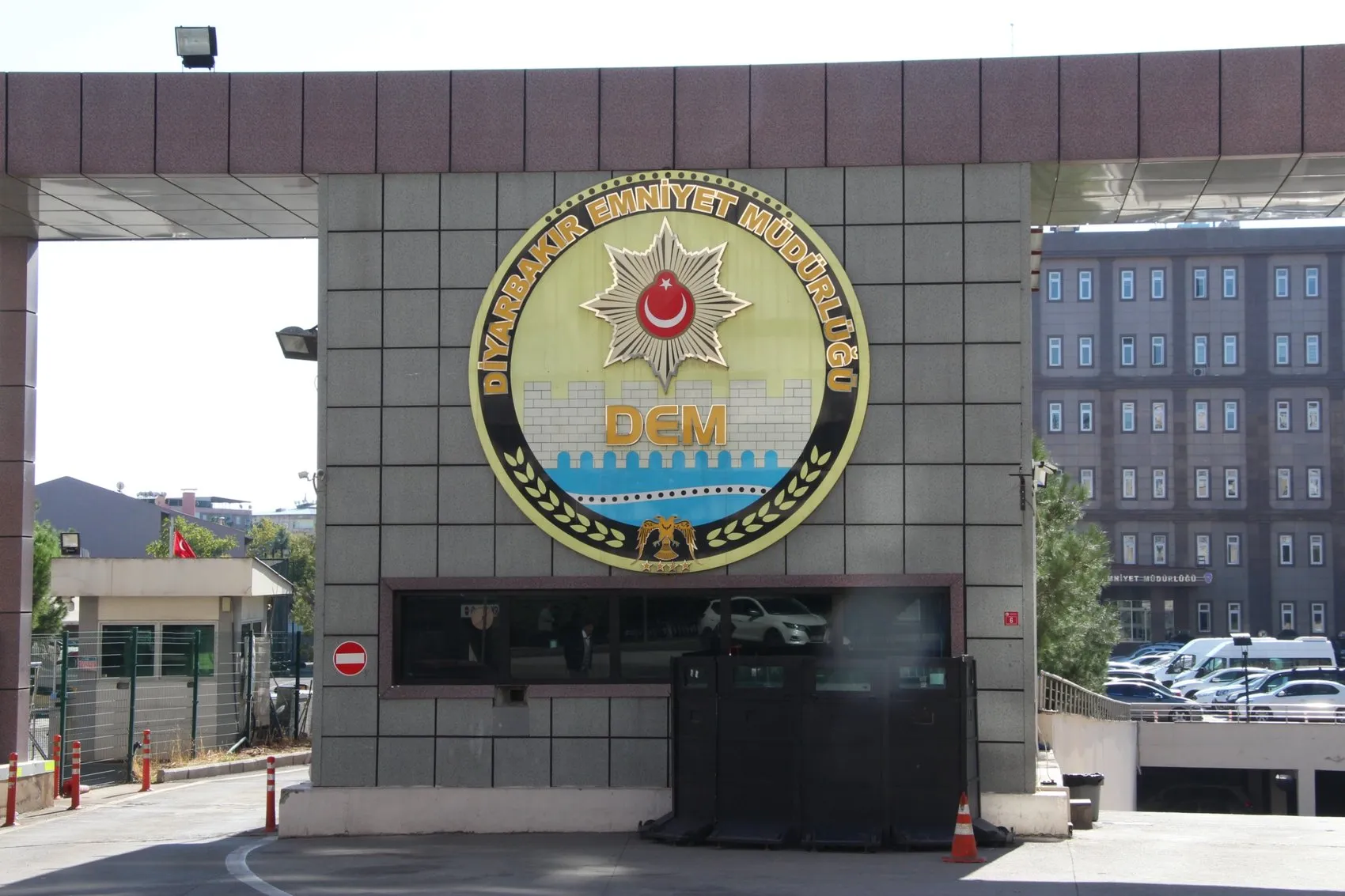 Kayapınar’da kafede oturan şahsa yönelik silahlı saldırıyı gerçekleştiren fail yakalandı