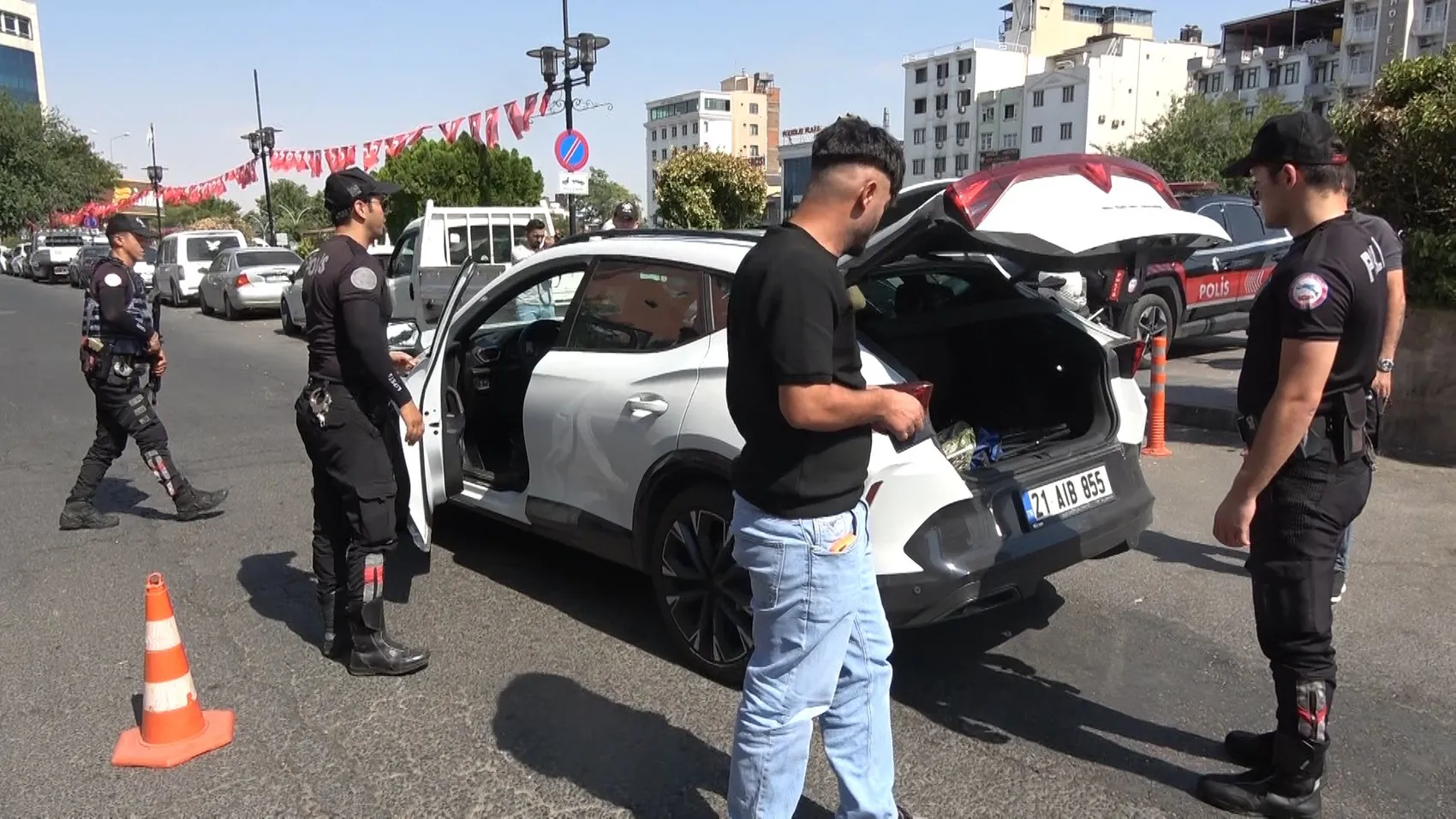 Diyarbakır'da motosikletli polis timleri sokaklara güven getirdi 7 ayda 529 silah toplandı