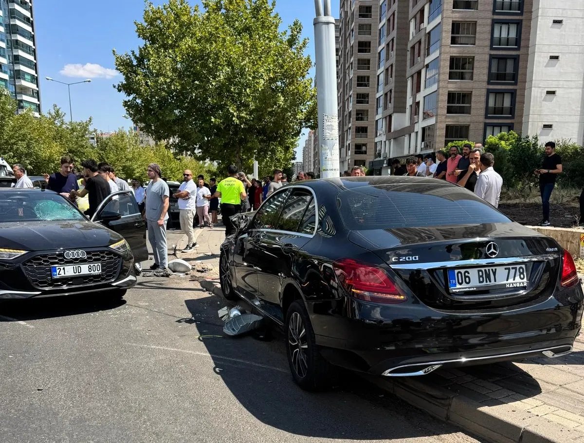 Kayapınar Mastfroş Caddesi'nde feci kaza 2 yaralıdan birinin durumu ağır