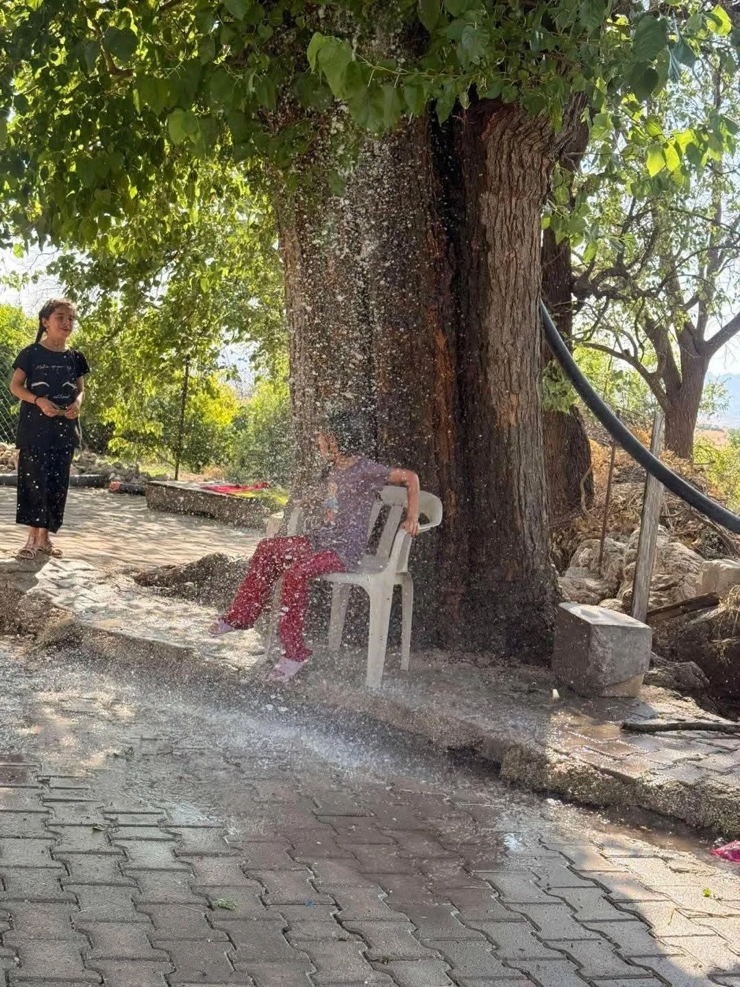 Diyarbakır'da termometreler 40 dereceyi devirdi Sıcaktan bunalanlar çareyi hortumda buldu